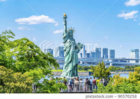 [Tokyo] Rainbow Bridge in Odaiba and the Statue of Liberty 90370258