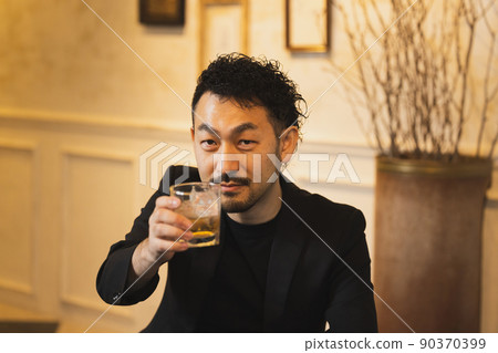 Male whiskey with rock glass (actually barley tea) 90370399