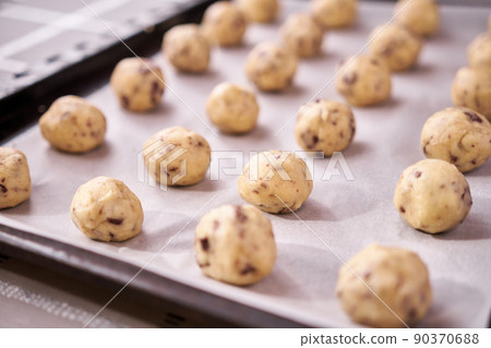 baking tray full of raw dough ball while making Chocolate chip cookies baking tray full of raw dough ball while making Chocolate chip cookies 90370688