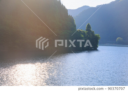 映照陽光的湖水“夏日形象” 映照陽光的湖水“夏日形象” 90370707