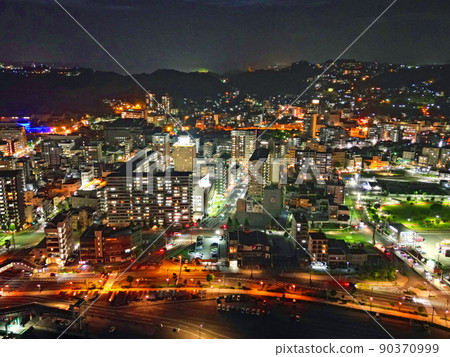 從鹿兒島港上空的城市夜景 從鹿兒島港上空的城市夜景 90370999