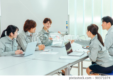 Factory workers having a meeting (suggestion) 90371074