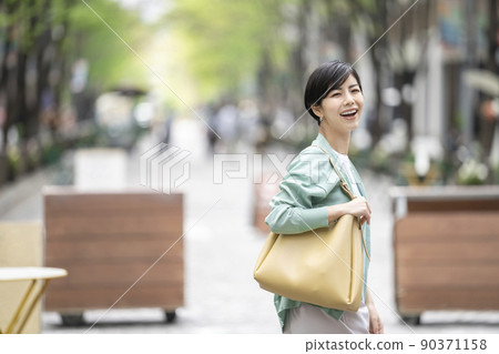 微笑著的年輕女子的畫像 90371158