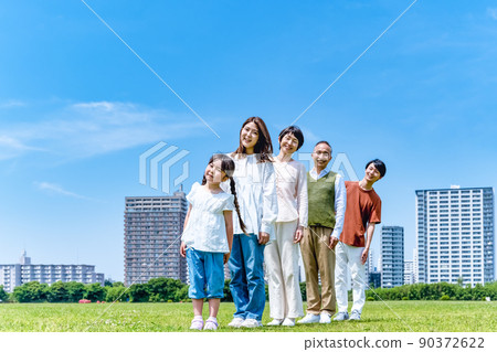 一個親密的家庭三代人並肩在公園散步 90372622