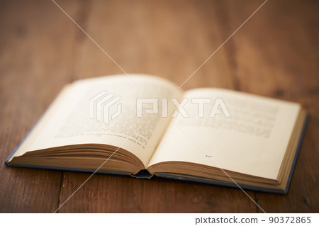 Reading image Foreign books 90372865