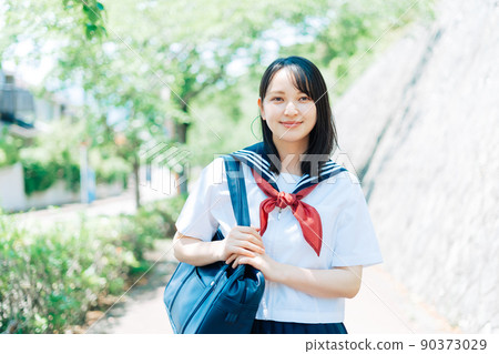 上學的女學生 90373029