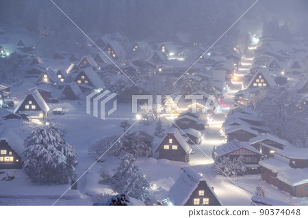 《Gifu Prefecture》 Snow-covered Shirakawa-go / winter gassho-zukuri village 90374048