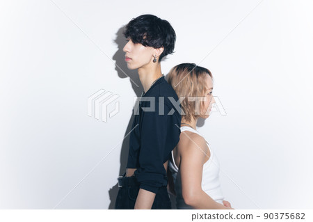 年輕的男人和女人的畫像 90375682