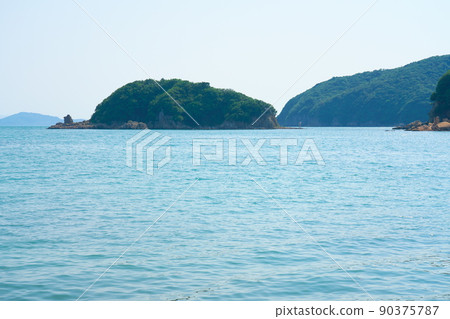 以長島海岸和法朝日海岸而聞名的鐵籠島，以及初夏的景色岡山縣瀨戶內市奧町2 90375787