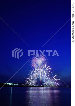 Fireworks that dye the surface of the sea and are launched 90376476
