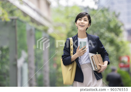 微笑的女商人 90376553