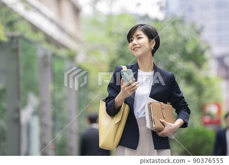 Business woman with smartphone Business woman with smartphone 90376555