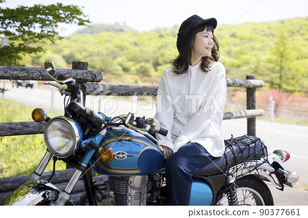 自行車女孩形象：巡迴演出的年輕女子 90377661