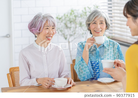 三個中年婦女在客廳喝茶 三個中年婦女在客廳喝茶 90377915