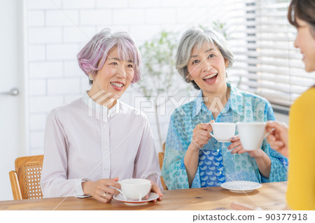 三個中年婦女在客廳喝茶 三個中年婦女在客廳喝茶 90377918