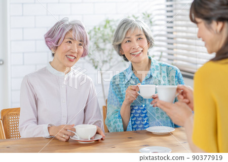 三個中年婦女在客廳喝茶 三個中年婦女在客廳喝茶 90377919