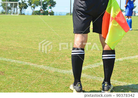 Youth soccer referee <13> (assistant referee with flag) 90378342