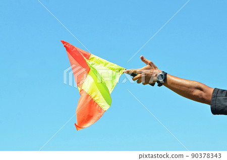 Youth soccer referee <14> (assistant referee raising flak) 90378343