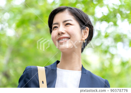 女商人肖像新鮮綠色 女商人肖像新鮮綠色 90378776