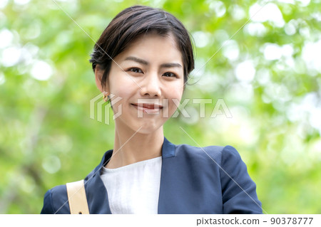 女商人肖像新鮮綠色 女商人肖像新鮮綠色 90378777