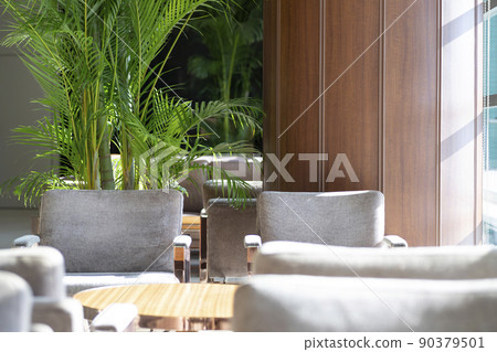 一個明亮的窗戶旁的候診室 90379501
