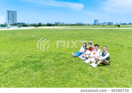 三代好朋友在公園放鬆 三代好朋友在公園放鬆 90380730