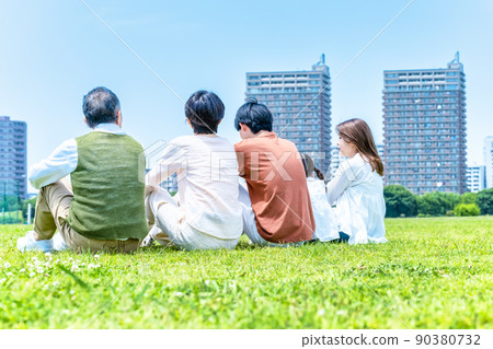 三代好朋友在公園裡放鬆,後視 三代好朋友在公園裡放鬆,後視 90380732