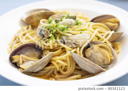 美味的牡蠣和 asari 海鮮意大利面 90381123