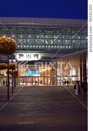 Toyama station at night 90381302