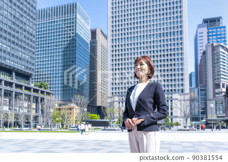 Marunouchi Business District and Business Woman Marunouchi Business District and Business Woman 90381554
