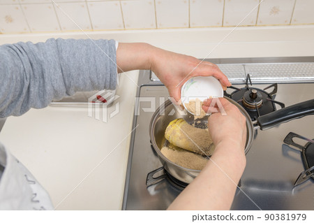 [把沒有筍的麩皮放進鍋裡] 90381979