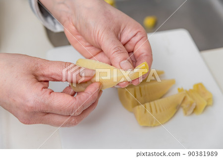 [Peel the boiled bamboo shoots] 90381989