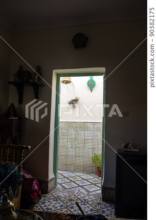 摩洛哥馬拉喀什市一棟帶有許多裝飾圖案的瓷磚住宅的入口 摩洛哥馬拉喀什市一棟帶有許多裝飾圖案的瓷磚住宅的入口 90382175