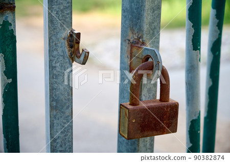 The gates are broken open and on one leaf there is a closed padlock. The gates are broken open and on one leaf there is a closed padlock. 90382874
