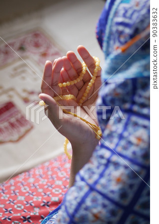 Close up of muslim women hand praying at ramadan Close up of muslim women hand praying at ramadan 90383632