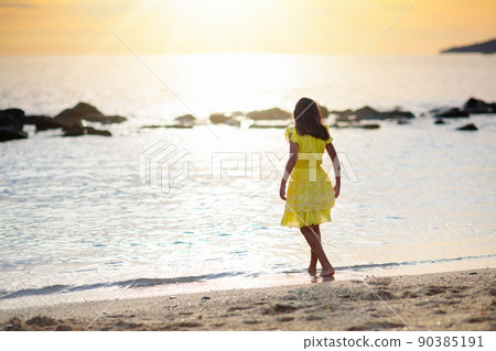 Little girl playing on tropical beach Little girl playing on tropical beach 90385191