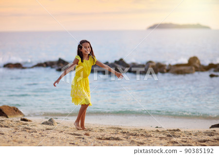 Little girl playing on tropical beach 90385192