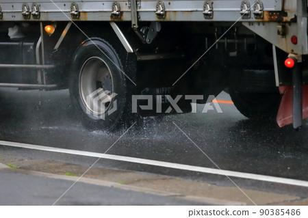 一輛卡車在雨中行駛的圖像 90385486