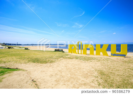 常滑市,陽光明媚的常滑海灘風光 常滑市,陽光明媚的常滑海灘風光 90386279