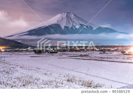 《山梨縣》冬天的富士山，下雪的忍野村 90386529