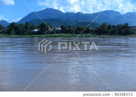 湄公河的流動與河岸風光（老撾瑯勃拉邦） 90386553