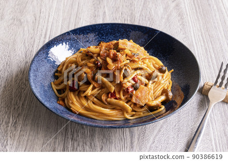 Mushroom and bacon tomato sauce pasta 90386619