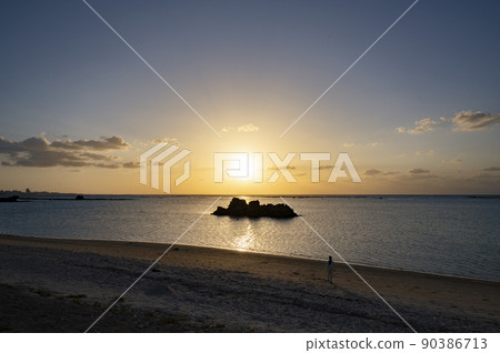 沖繩安良波海灘的夜景 沖繩安良波海灘的夜景 90386713
