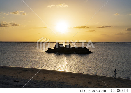 沖繩安良波海灘的夜景 90386714