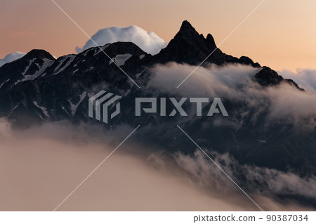 從山上看到的霞嶽山黃昏。 90387034