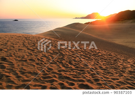 [Tottori Prefecture] Tottori Sand Dunes at sunrise 90387103