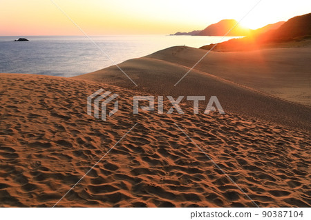 [Tottori Prefecture] Tottori Sand Dunes at sunrise 90387104
