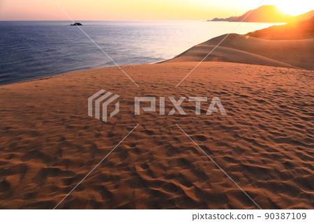 [Tottori Prefecture] Tottori Sand Dunes at sunrise 90387109