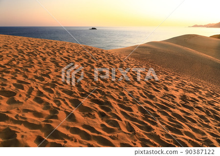 [Tottori Prefecture] Tottori Sand Dunes at sunrise 90387122