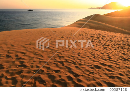 [Tottori Prefecture] Tottori Sand Dunes at sunrise 90387128